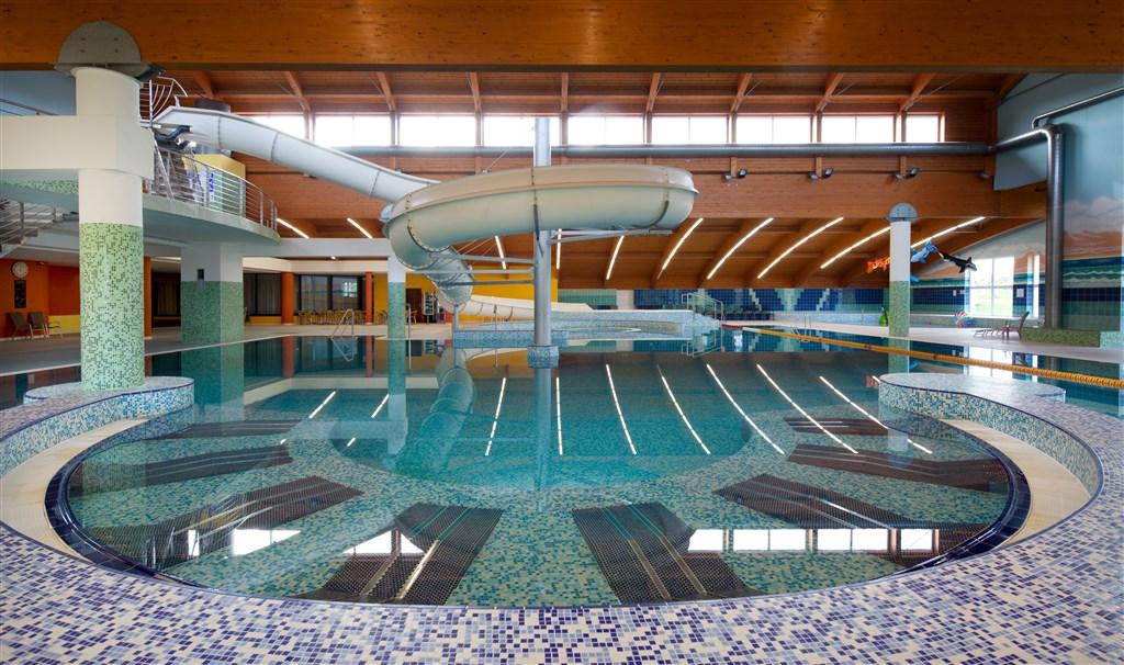 Pohled na vířivý bazén s lehátky v hotelu Frymburk.