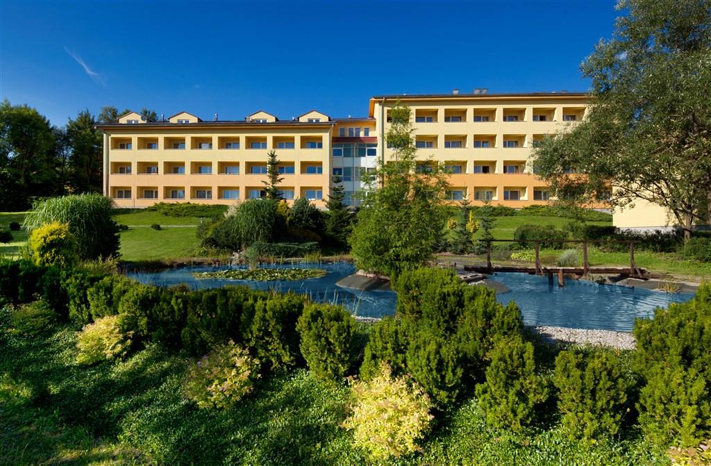 Pohled na budovy hotelu Frymburk.