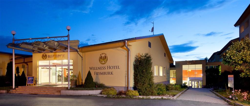 Večerní pohled na budovu Wellness hotelu Frymburk.