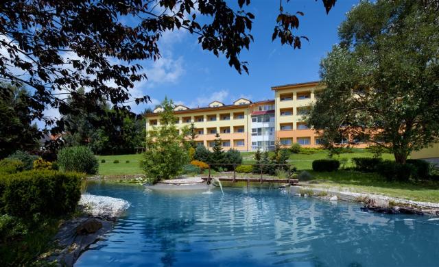 Pohled přes jezero na hotel Frymburk.