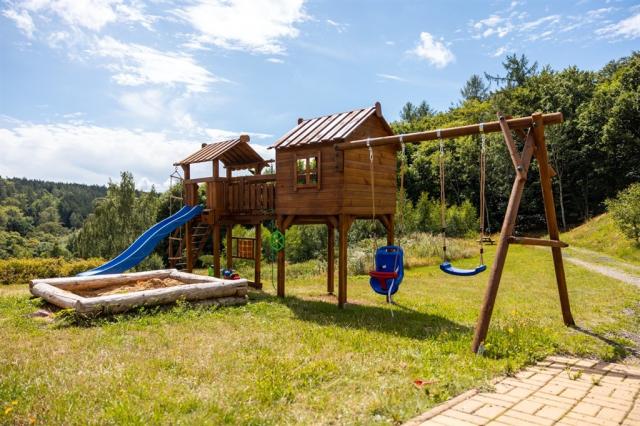 Dětské hřiště u hotelu