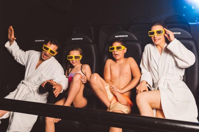 Rodina s dětmi sleduje 3D film v kině hotelu Breza.