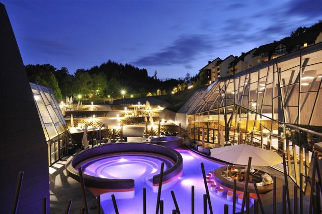 Pohled na večerní osvětlení termálního wellness Orchidea.