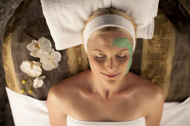 Pohled narexalující ženu ve wellness.