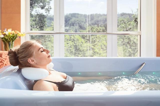 Relaxující žena vě vířivé vaně