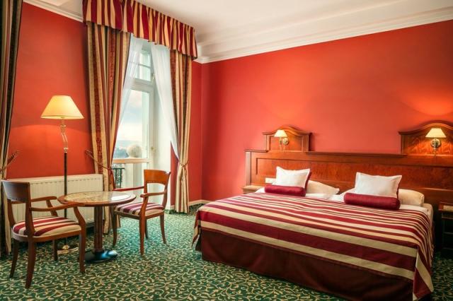 Manželksá postel v pokoji v hotelu Imperial
