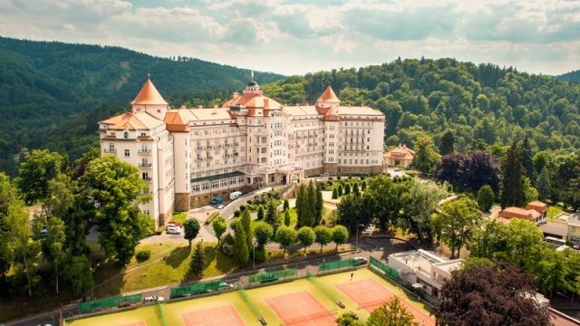 Vzdálený pohled na hotel Imperial v Karlových Varech