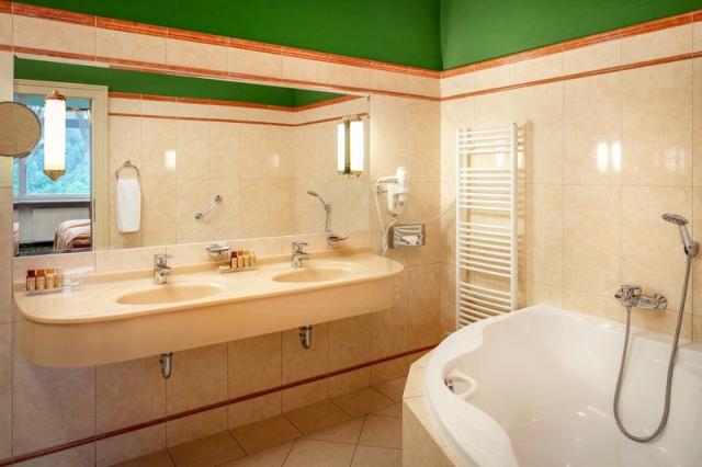 Pohled na vanu a umyvadlo v koupelně hotelu Imperial