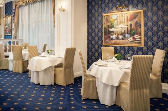 Luxusní jídelní stoly a židle v restauraci