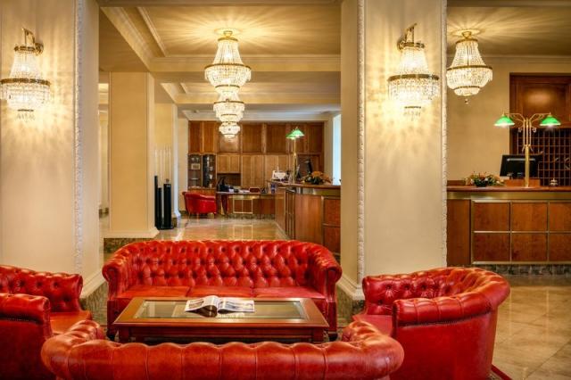 Pohled na posezení v lobby baru hotelu Imperial