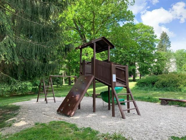 nedaleký park a dětské hřiště