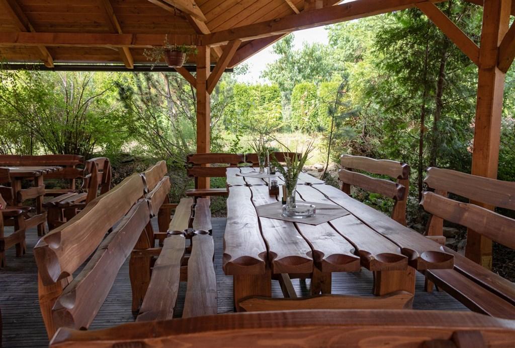 pergola se zahradní restaurací
