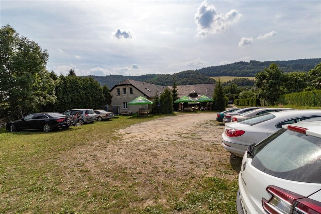 parkoviště v areálu