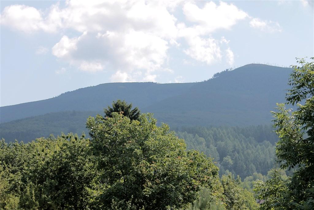 výhled od penzionu na hřebeny Jeseníků