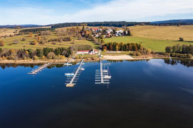 Marina (přístaviště) u hotelu