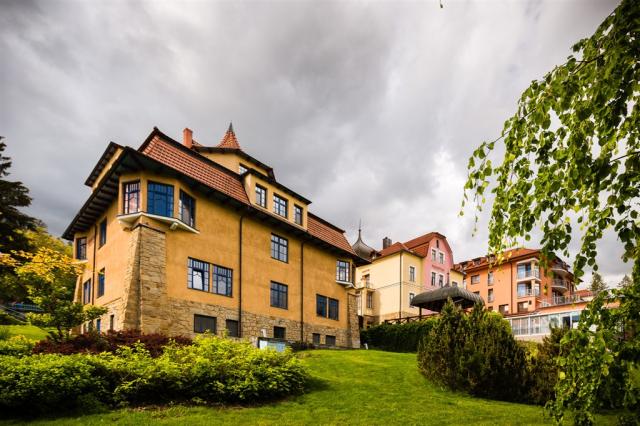 vpravo PERNŠTÝN a VILA  ANTOANETA