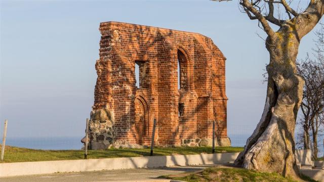 Ruiny kostela v Trzęsaczi