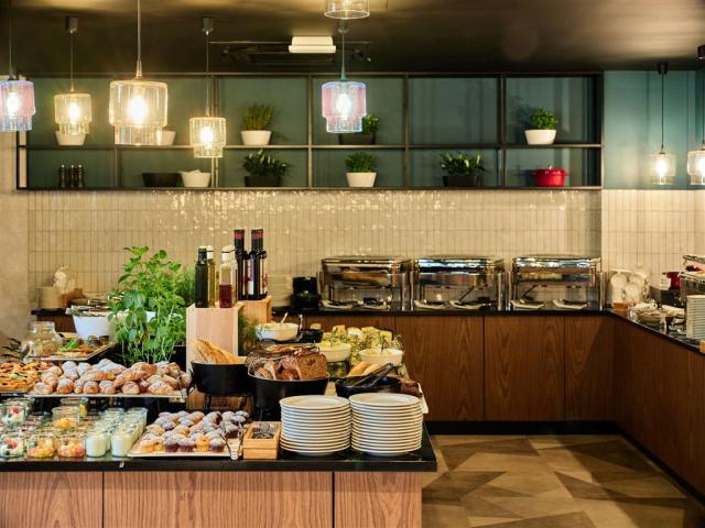 Pohled na bufetový pul v restauraci v hotelu BERGO RESORT & SPA