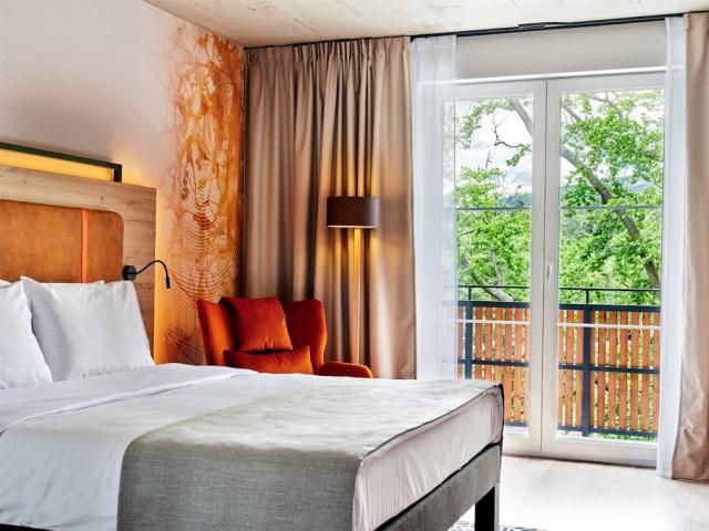 Pohled na pokoj s manželskou postelí v hotelu BERGO RESORT & SP