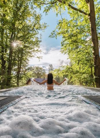 Pohled na ženu otočenou zády v jacuzzi