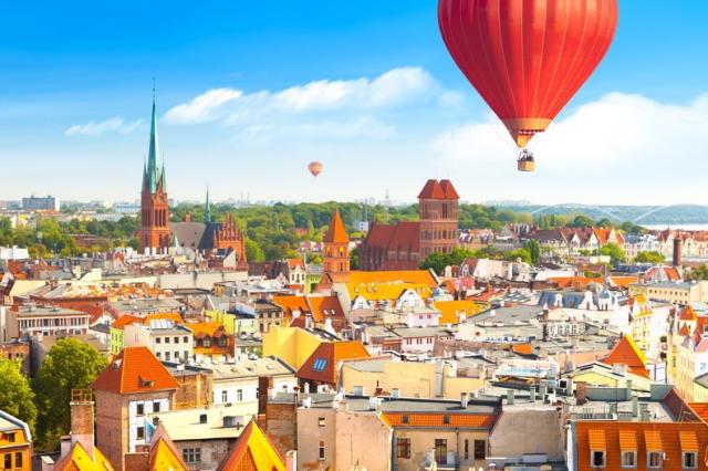Toruň, panorama Starého Města s balóny