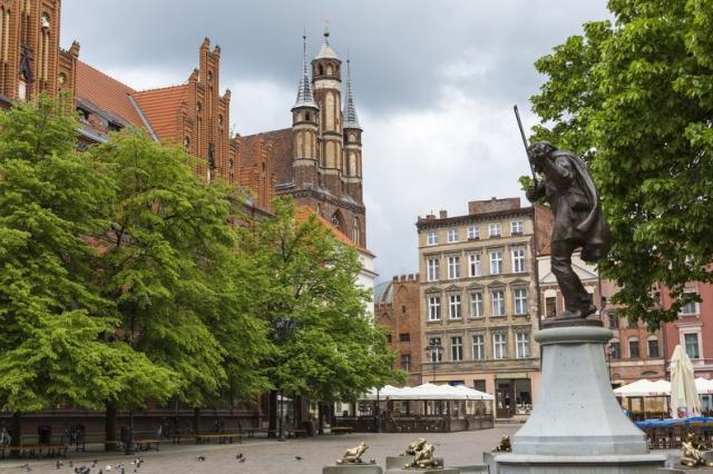 Toruň - Staroměstské náměstí a památník Flisak.