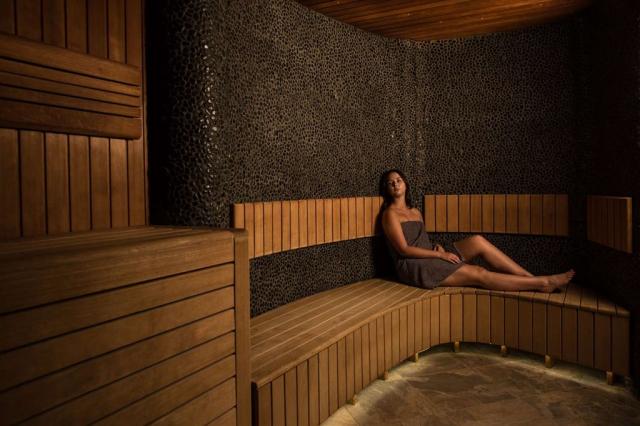Žena relaxující ve finské sauně