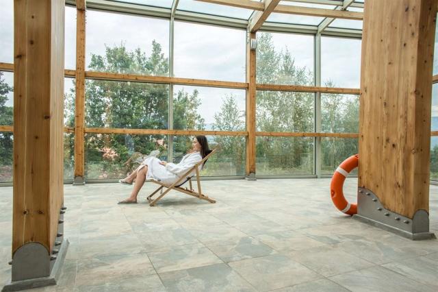 Pohled a ženu relaxující na terase hotelu KYRIAD