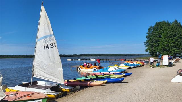 Sarbské jezera pohled na přístav malých lodí