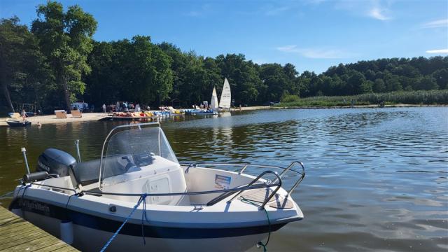 Sarbské jezero pohled na motorový člun