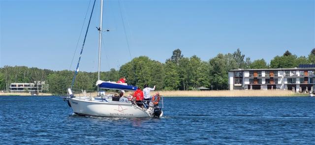Městská pláž jezera Ukiel - možnost zakoupení jízdy na plachetn