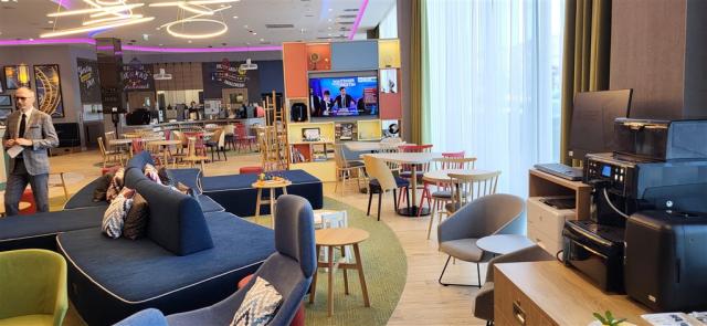 Lobby bar, dětský koutek a restaurace