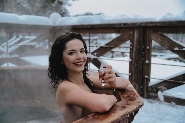 Pohled na ženu relaxující ve vyhřívaném bazénu