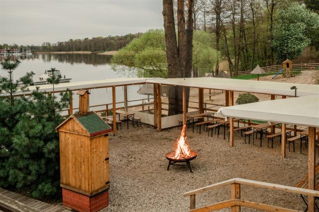 Pohled na venkovní posezení s ohňem