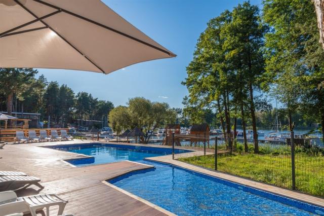 Pohled na venkovní bazén u hotelu Tajty