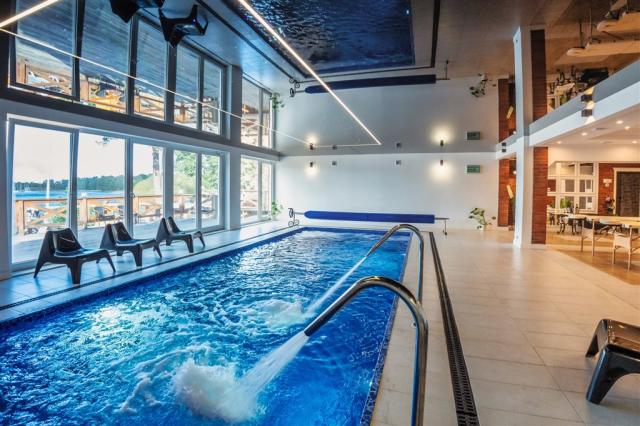 Pohled na vnitřní bazén hotelu Tajty