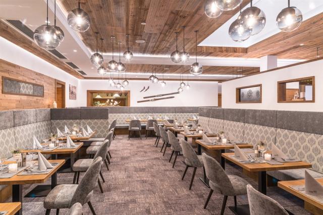 Restaurace v hotelu Wagrainerhof (70 m)