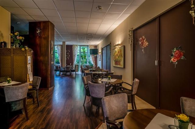 Posezení v barovém hotelu NAT