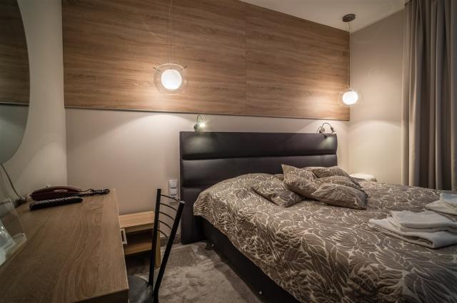 Pohled na manželskou postel hotelu NAT v Kolobřehu