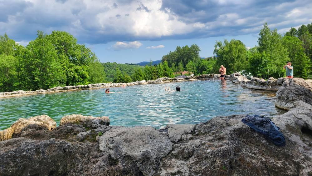 Unikátní travertinový kráter - koupání na vlastní nebezpečí