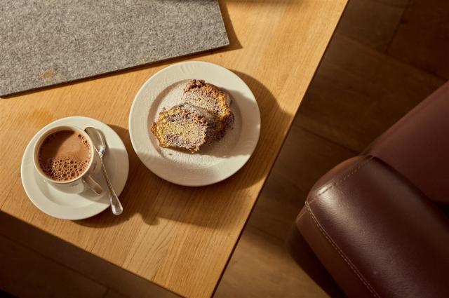 PARKHOTEL KIRCHBERG - pohled na kafe s dezertem