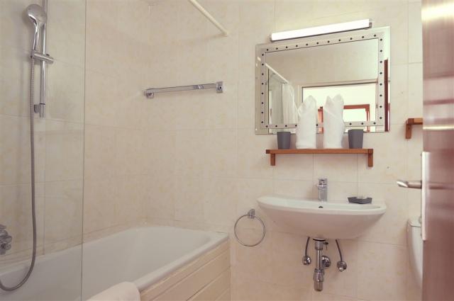 PARKHOTEL KIRCHBERG - vana se sprchou a umyvadle