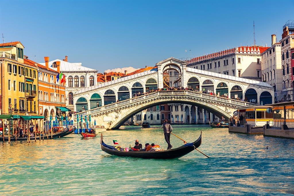 Most Ponte Rialto je nejstarším a nejkrásnějším benátským moste