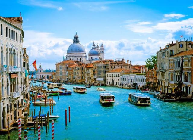 Canal Grande protéká napříč celým městem a je 4 km dlouhý