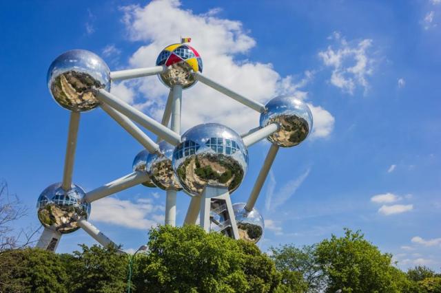 Dalším symbolem je Atomium, kde lze vstoupit do čtyř z devíti k