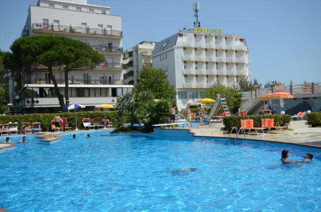 Bazén u hotelu Adria