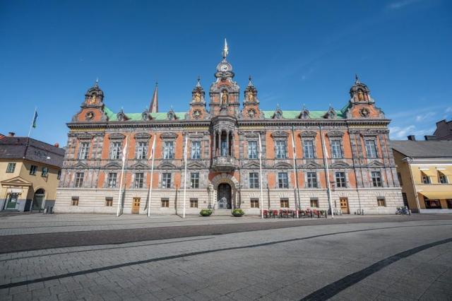 Uvidíme například náměstí Stortorget a renesanční radnicí,