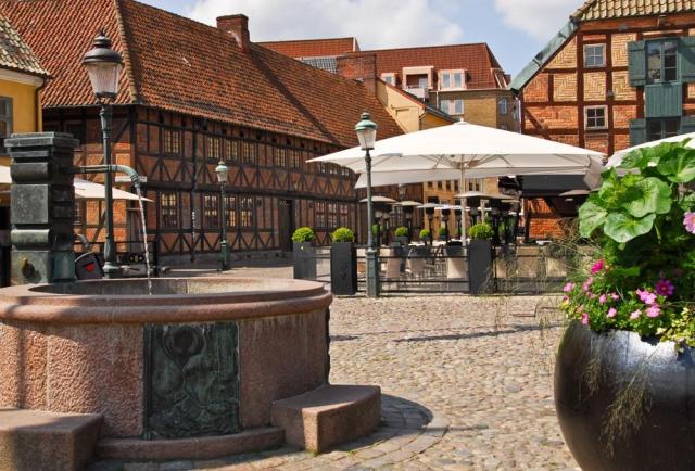 nejkrásnější náměstí Lilla Torg s barevnými hrázděnými domy,