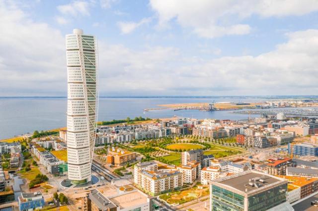 nebo 190 metrů vysokou budovu Turning Torso – nejvyšší budovu v