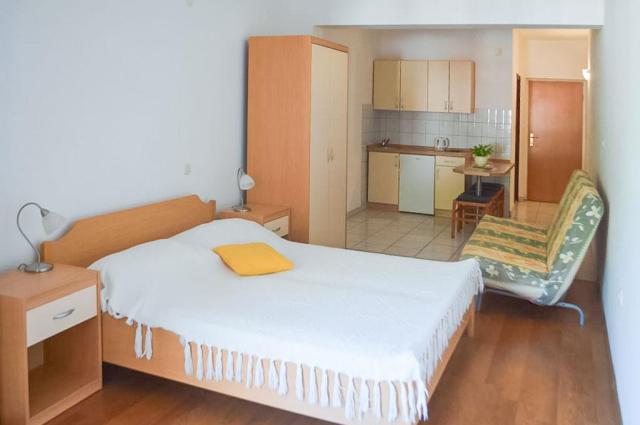 Apartmány se nacházejí jen 100 m od pláže a stejně tak i od cen